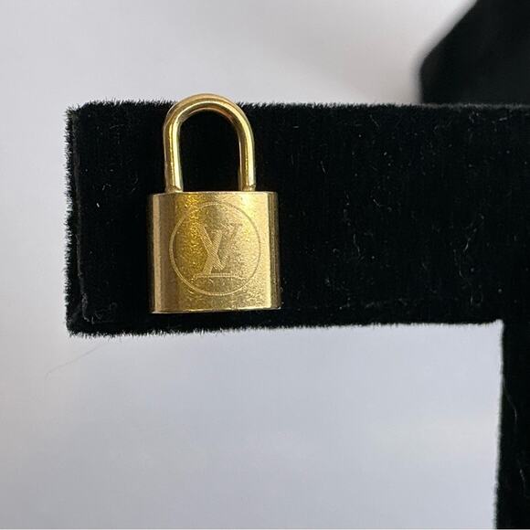 Louis Vuitton Small Lock Earrings Gold - Picture 6 of 7